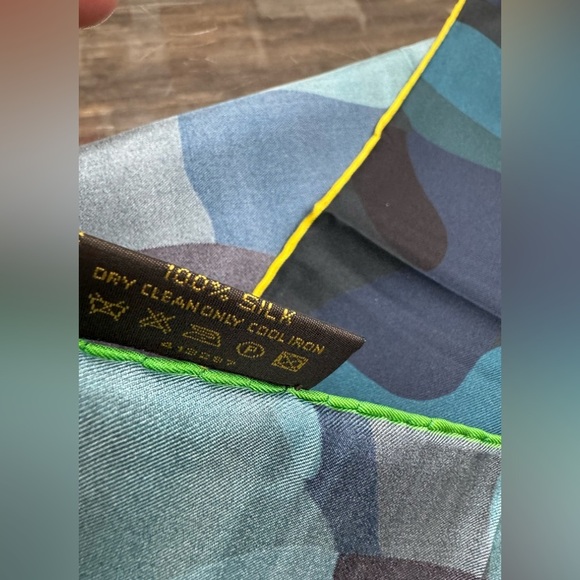 Louis Vuitton Blue Camouflage 100% Silk Designer Scarf - Picture 3 of 5